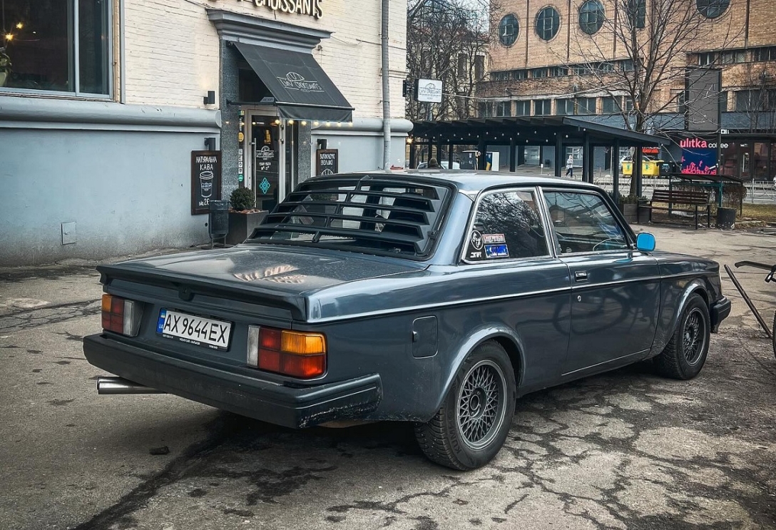 Volvo 242 1979 года сфотографировали в Киеве