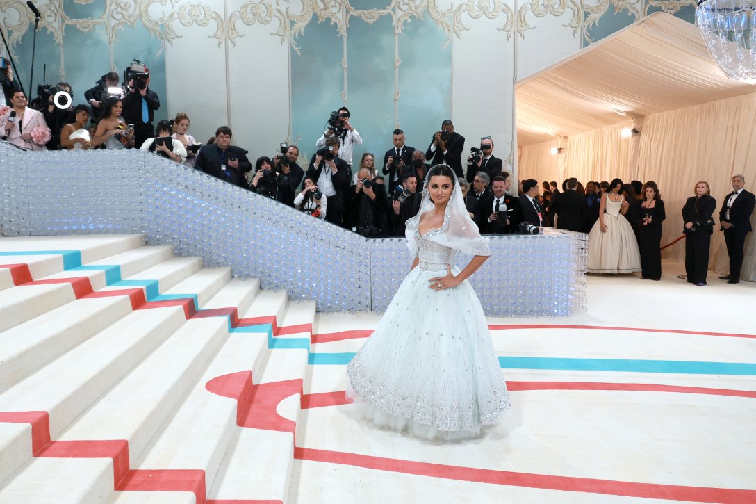 Пенелопа Крус выбрала для Met Gala 2023 одно из лучших платьев, созданных  Лагерфельдом