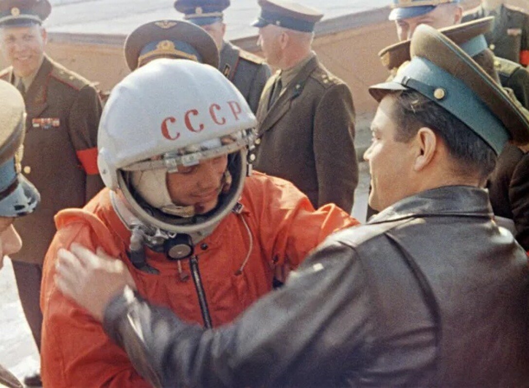 юрий гагарин, виктор давидьянц, шлем гагарина, первый человек в космосе