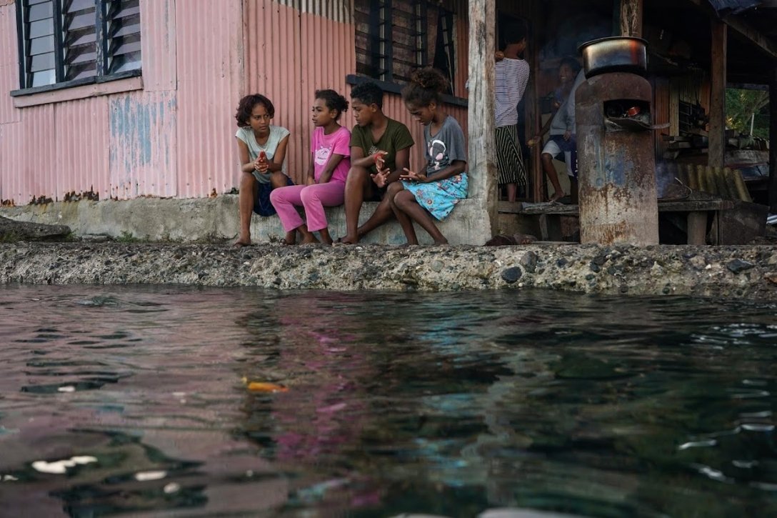 Затопленная деревня на Фиджи, подтопление островов на Фиджи, повышение уровня океана, переселение. глобальное потепление