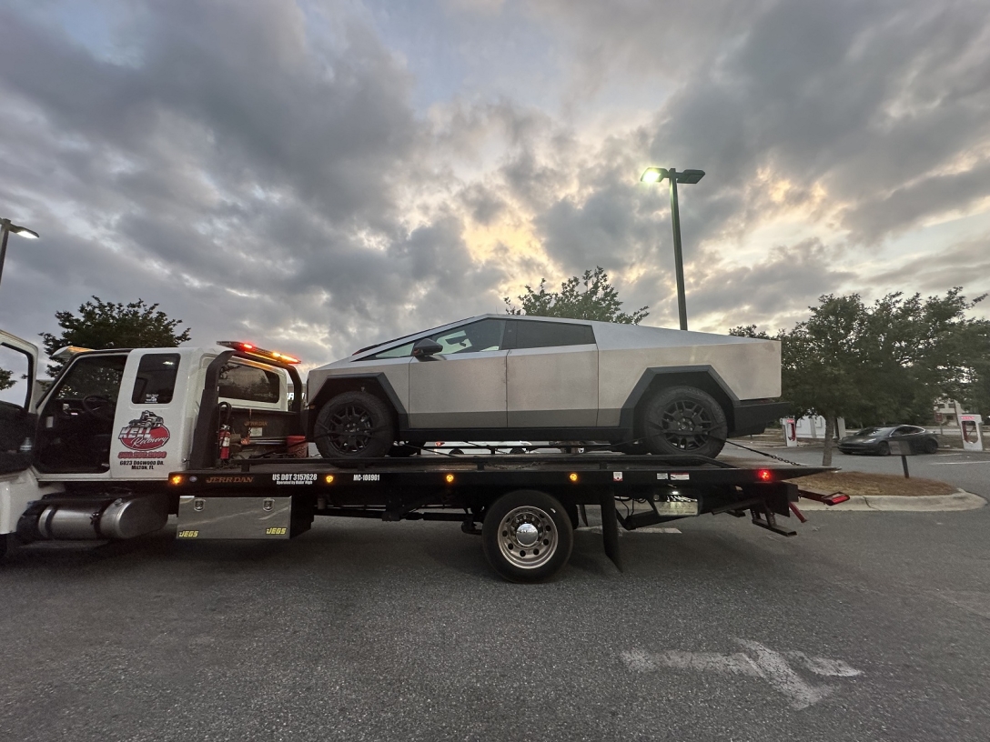 пікап тесла евакуатор, Поломка Tesla Cybertruck, Tesla Cybertruck, пікап Tesla Cybertruck, електромобіль Tesla