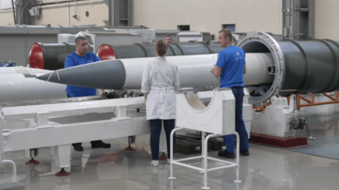 Дмитрий Медведев инспектирует ракеты, управляемые ракеты, завод Авангард