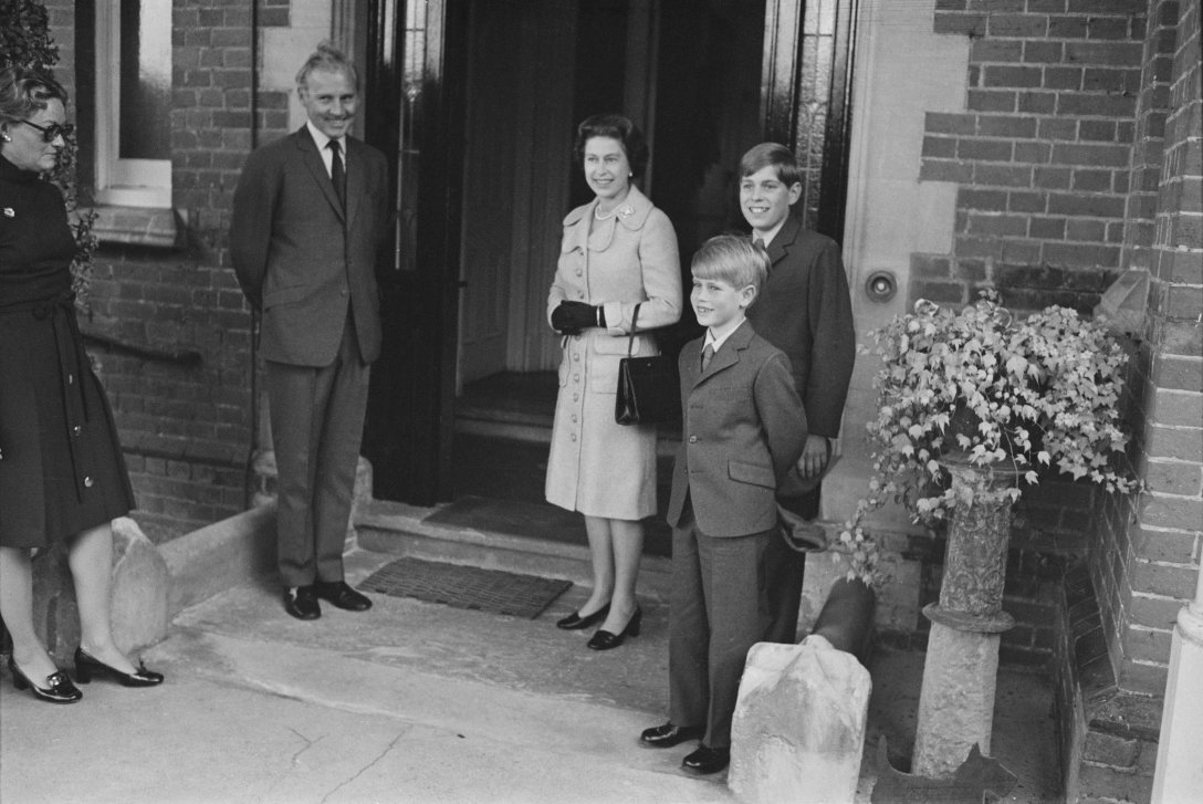 Принц Едуард, придружен от кралица Елизабет II и по-големия си брат принц Андрю в първия му учебен ден