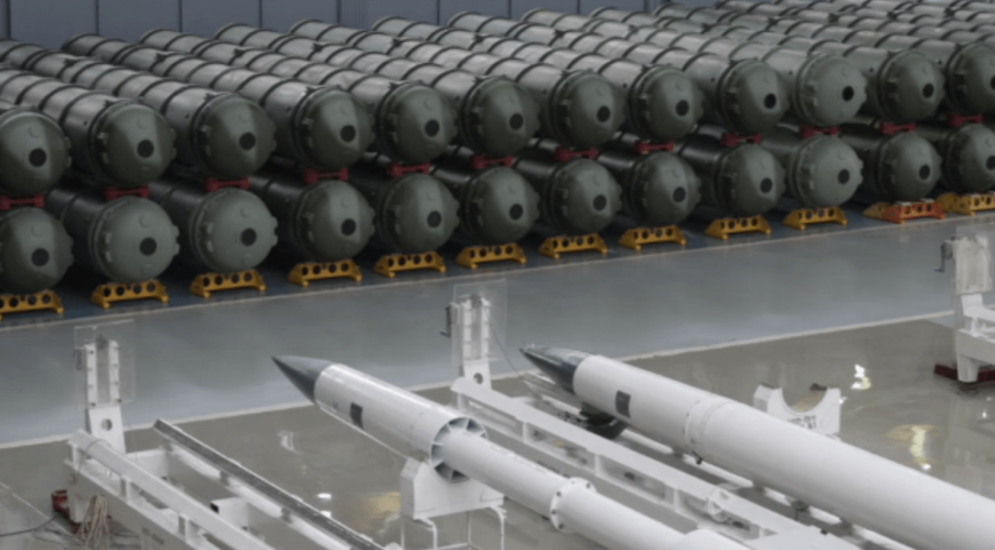 ракеты на заводе авангард, Дмитрий Медведев инспектирует ракеты, управляемые ракеты, завод Авангард