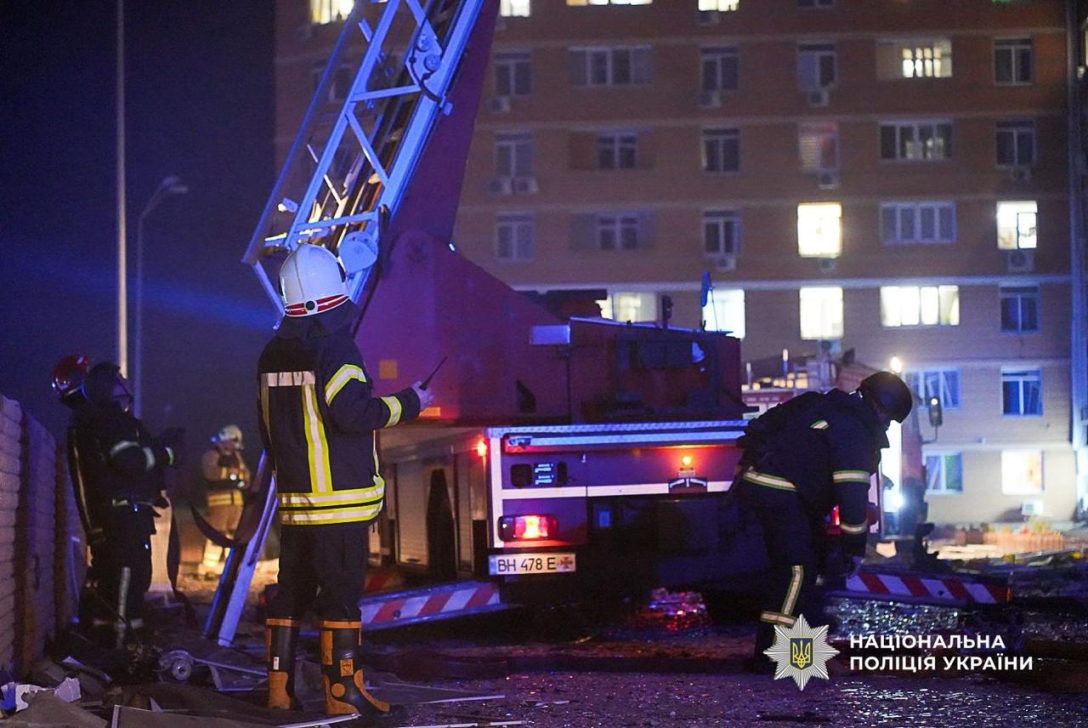 Рятувальники на місці удару шахеда в Одесі 28 червня