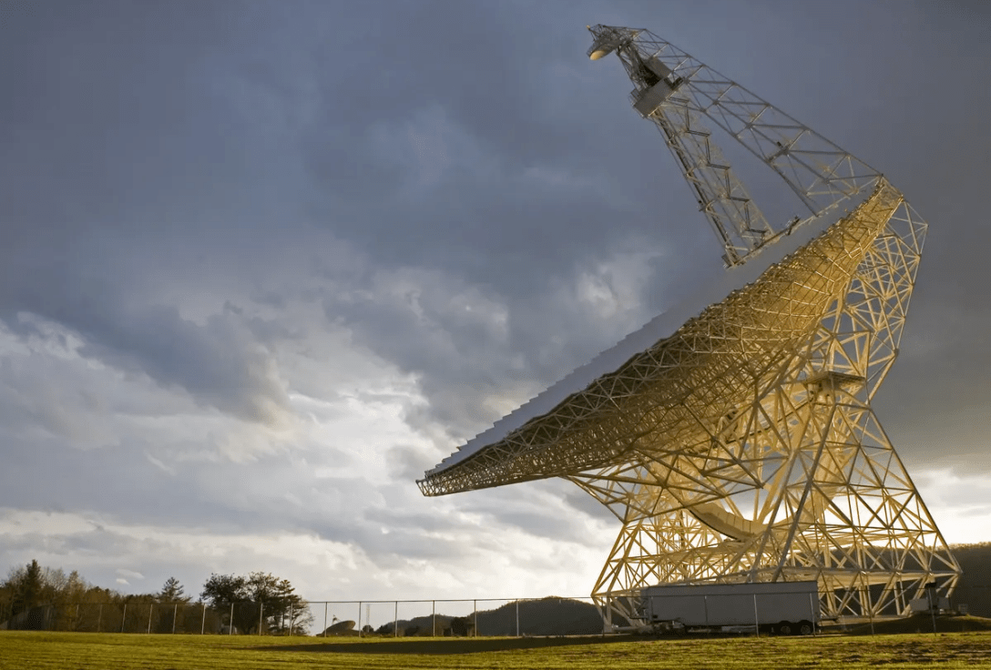 Радио сигнал, сателит, сигнал към космоса, извънземни, комуникации, мобилни телефонни кули, радиовълни, може да подслушва,