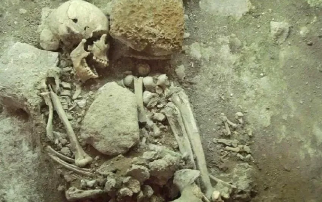 Скелет на ацтекска жена, Дворецът на Кортез, Мексико, Местни погребални практики, Археологически открития, Реставрация на Двореца на Кортез