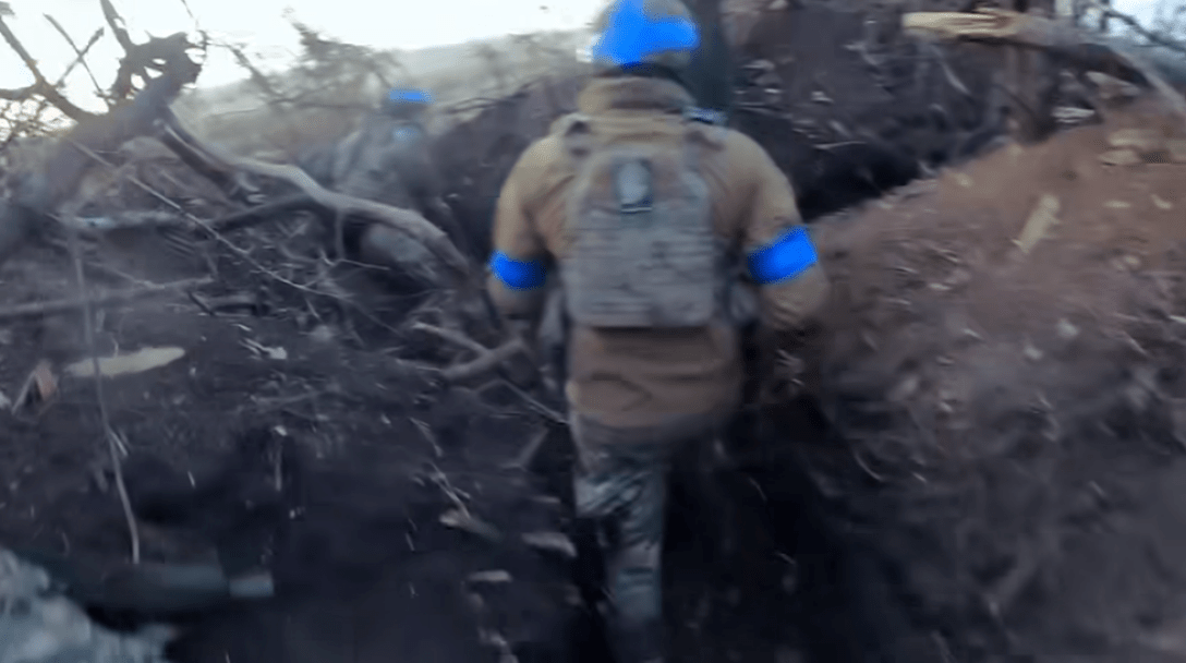 Украинские бойцы ведут Сенцов показал окопный бой в окружении вблизи Авдеевки