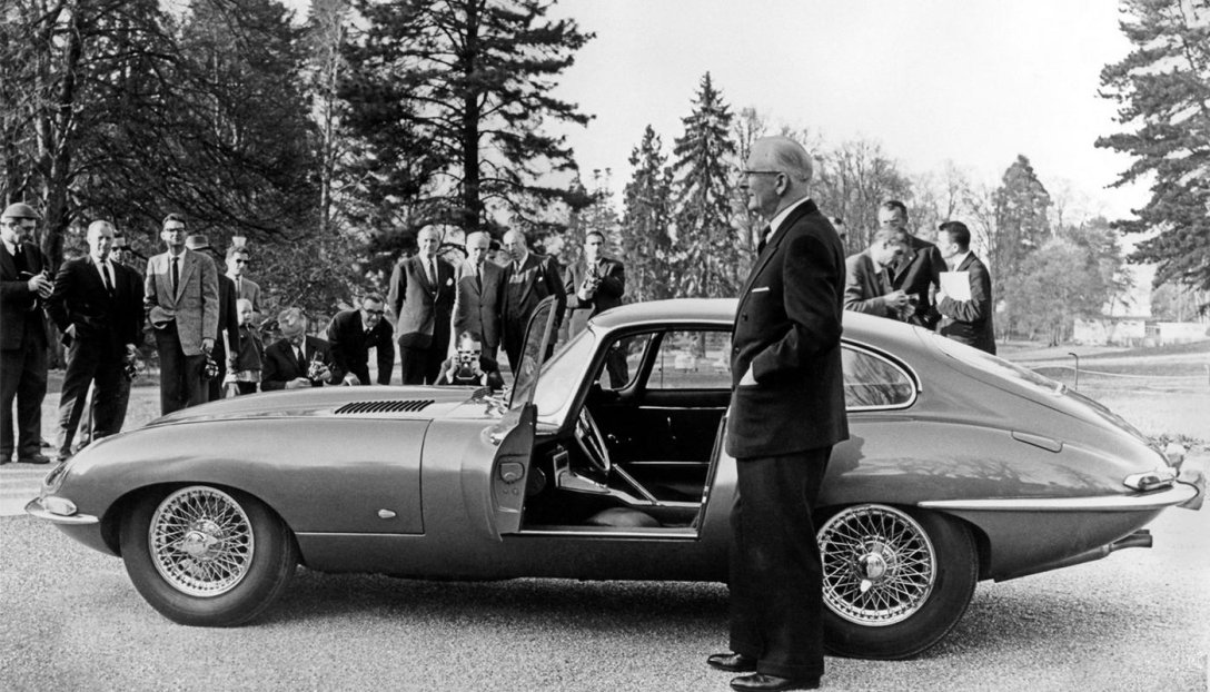 Уильям Лайонс и одно из его детищ - J Classic Etype 60 120820. 15 марта 1961 года на специальной ограниченной презентации Женевского автосалона.