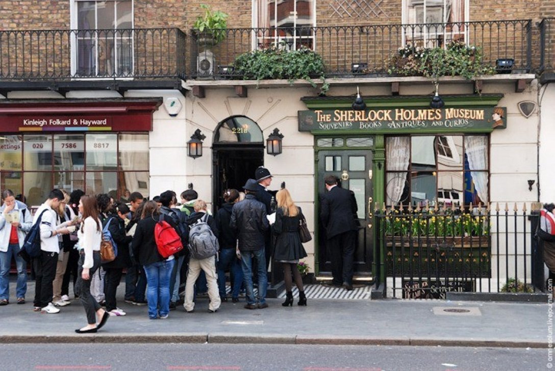 Sherlock holmes museum. Бейкер стрит музей Шерлока Холмса. Музей Шерлока Холмса в Лондоне. Музей на Бейкер-стрит в Лондоне. Дом Шерлока Холмса в Лондоне Бейкер стрит.