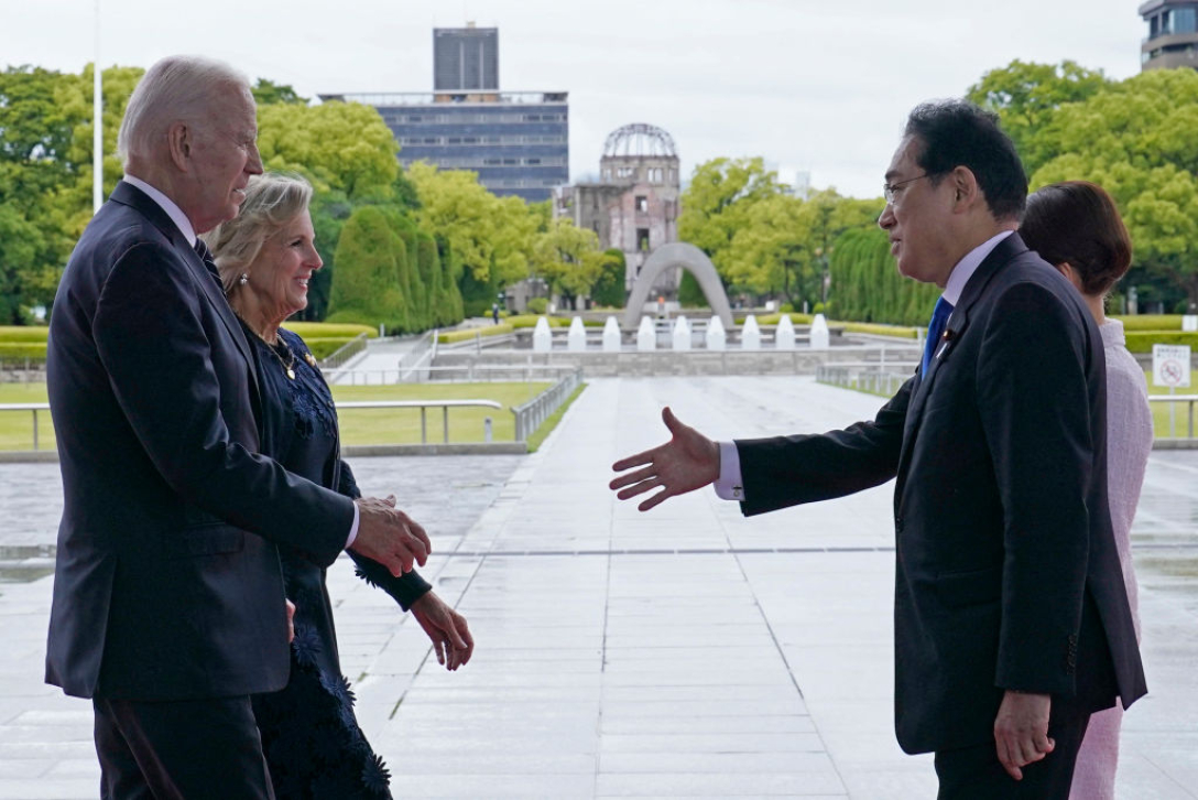 Джо Байден и Фумио Кисида  супругами в Мемориальном парке мира на саммите лидеров G7 в Хиросиме