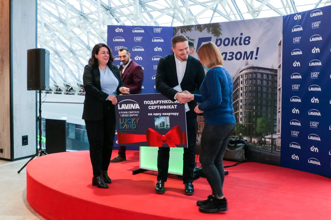 Победителю розыгрыша квартиры в ЖК Lucky Land по случаю 5-летия ТРЦ Lavina  Mall вручили сертификат на жилье