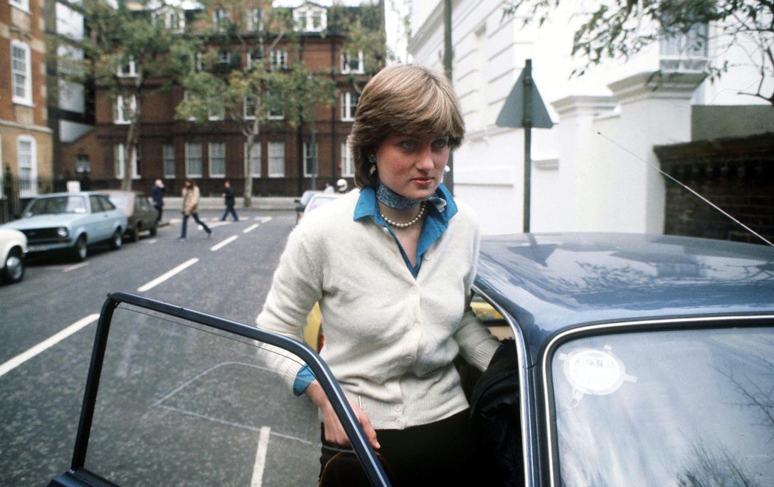 Леді Ді в грудні 1980 року біля свого будинку в Лондоні