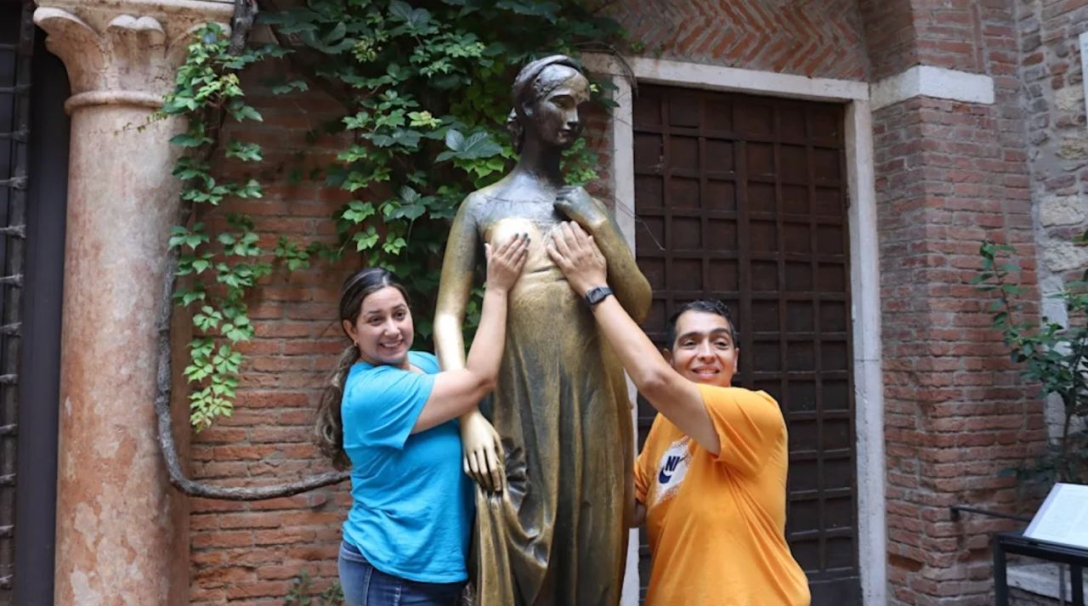 Статуя на Жулиета в Италия, статуя, скулптура, туристи, арогантни туристи, небрежни туристи, архитектура, пътуване до Италия