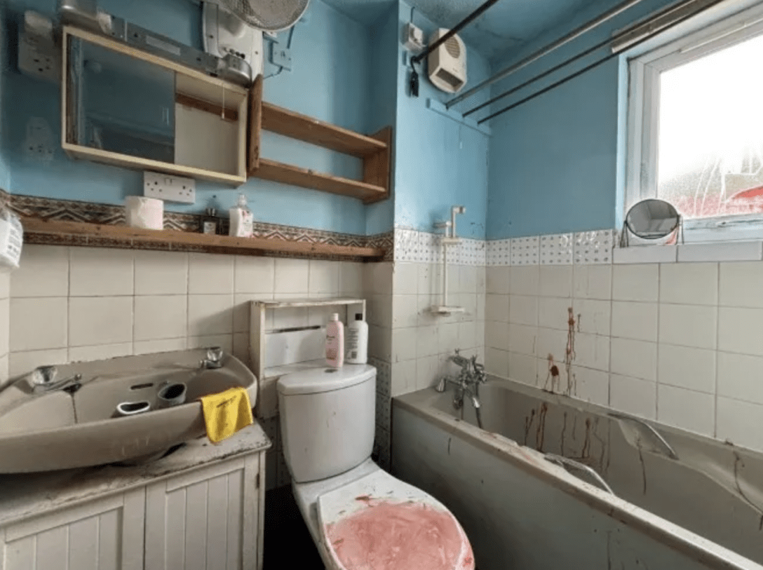 бунгало 1 На фотографиях из ванной комнаты видны красные пятна