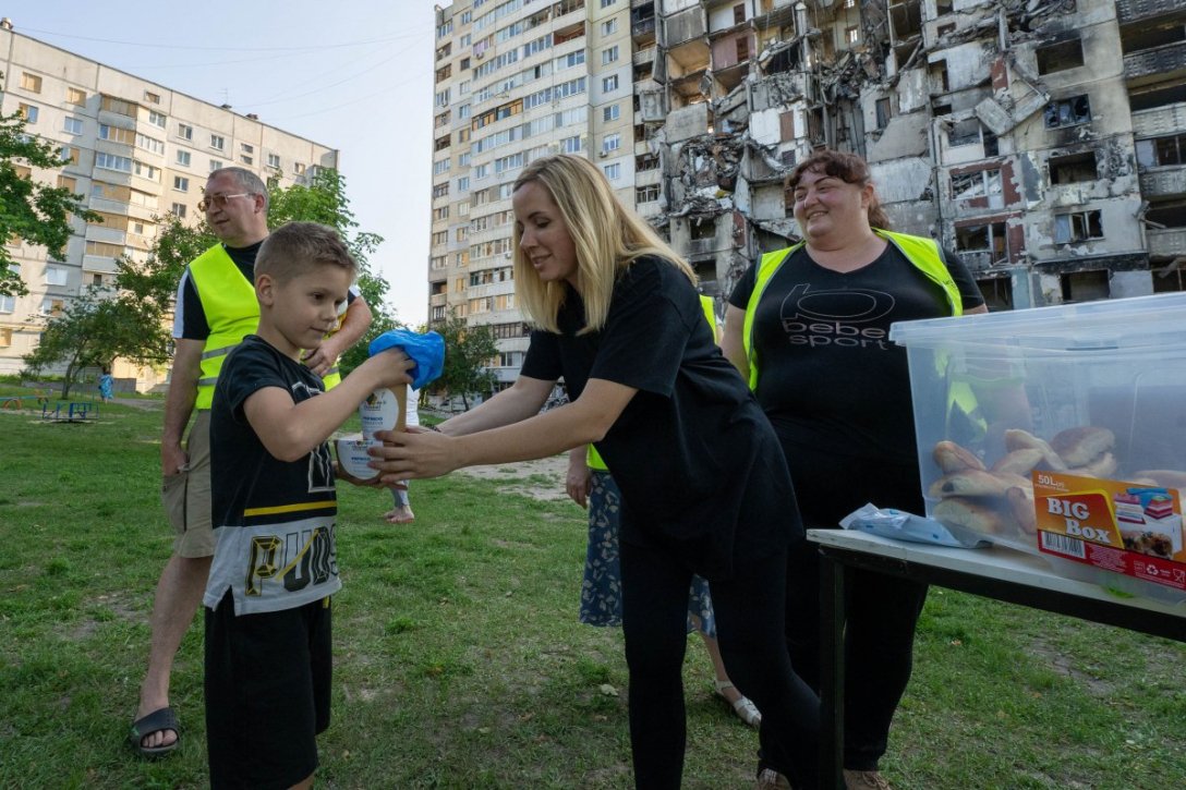 Мережі підтримують місцеві громади