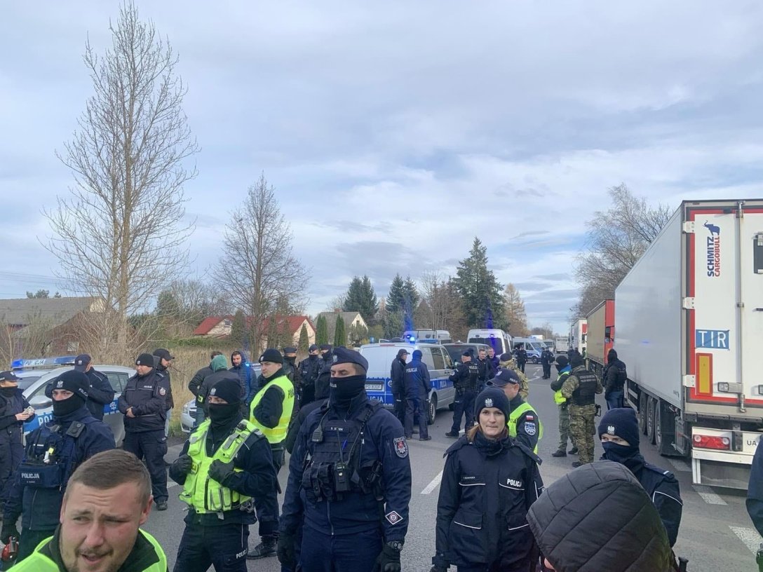 За даними FT, перед президентськими виборами, Польща попросила Європейську комісію відкласти комерційні переговори з Україною