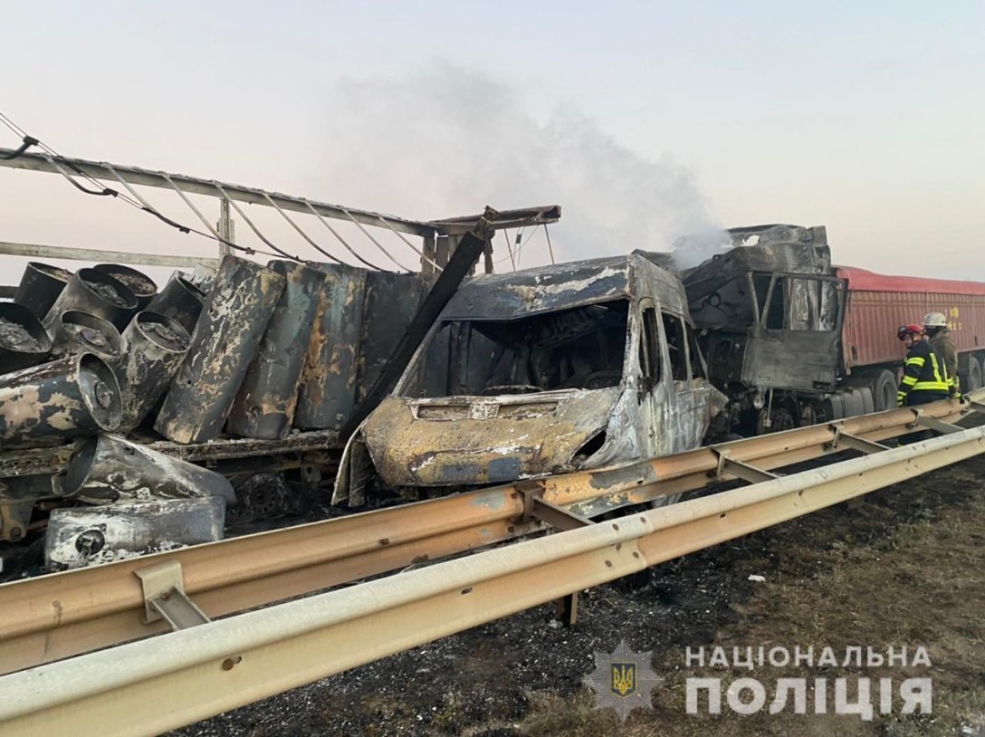 В масштабной аварии на трассе Киев-Одесса погибли три человека. Дорога  заблокирована (видео)