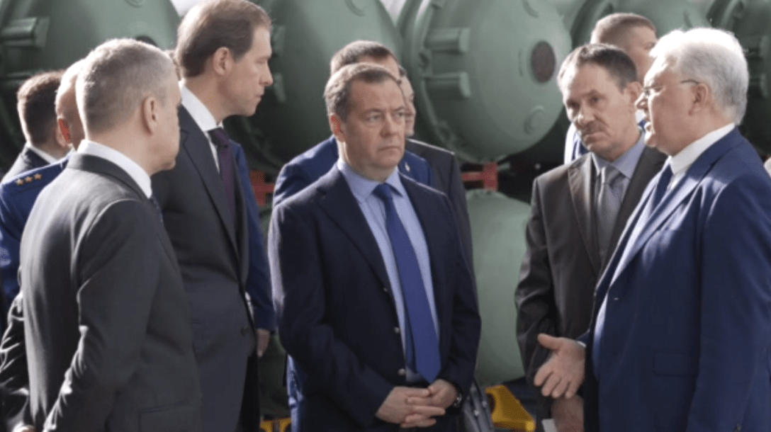 Дмитрий Медведев инспектирует ракеты