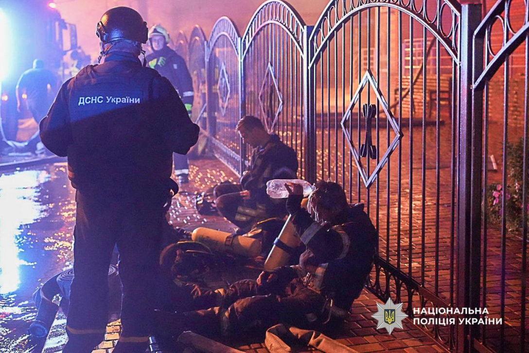 Рятувальники відпочивають після роботи в Одесі