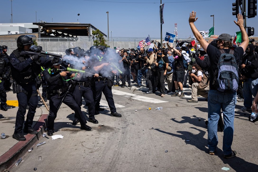 протесты в лос-анджелесе, протесты в калифорнии, уличные протесты, протесты против депортации мигрантов, беспорядки в Калифорнии