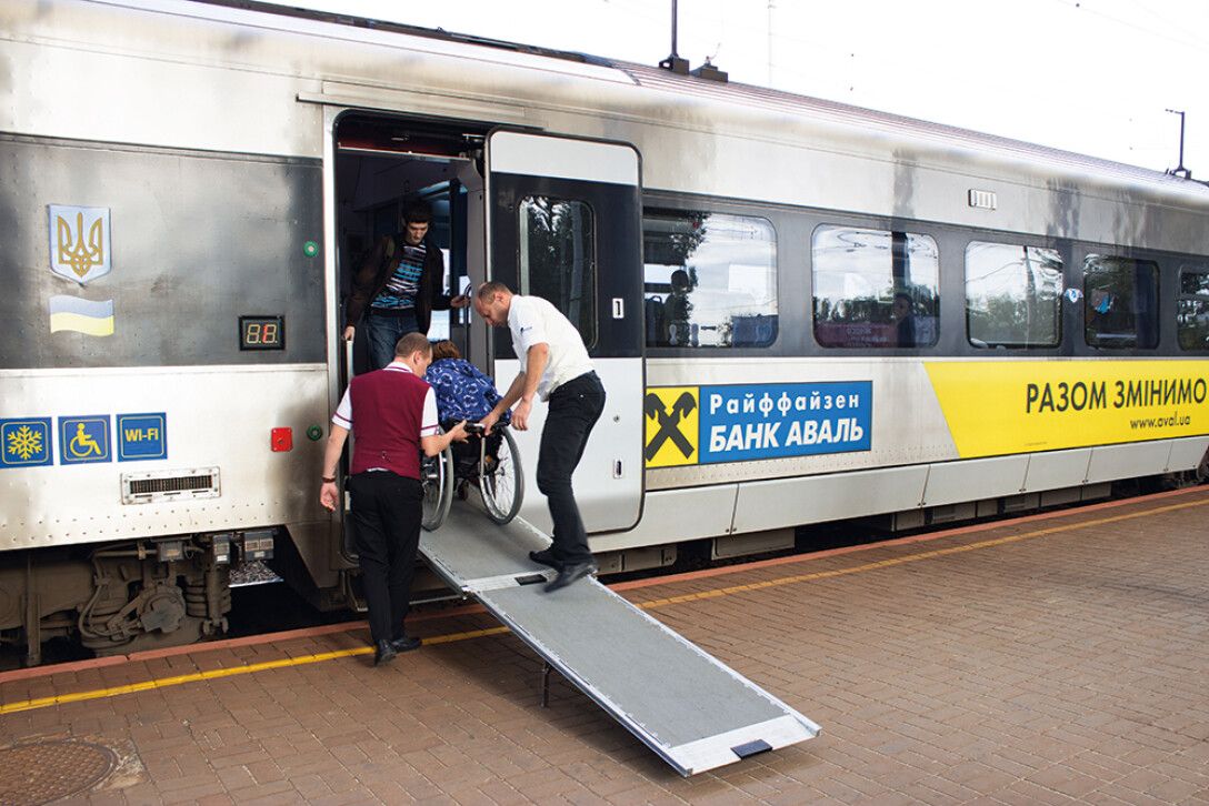 Вагон для инвалидов в поезде. Вагон для инвалидов. Поезд для инвалидов. Поезд для инвалидов колясочников.