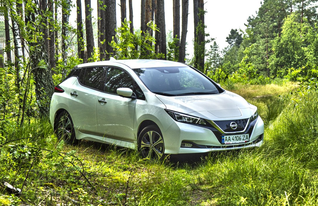 Nissan Leaf — компактный электромобиль для города — в Украине стоит почти 1 млн гривен