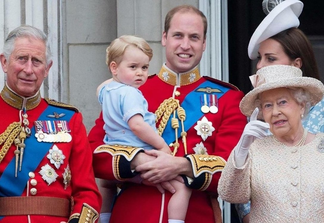 Королевская семья: принц Чарльз, Уильям, Кейт Миддлтон и королева Елизавета
