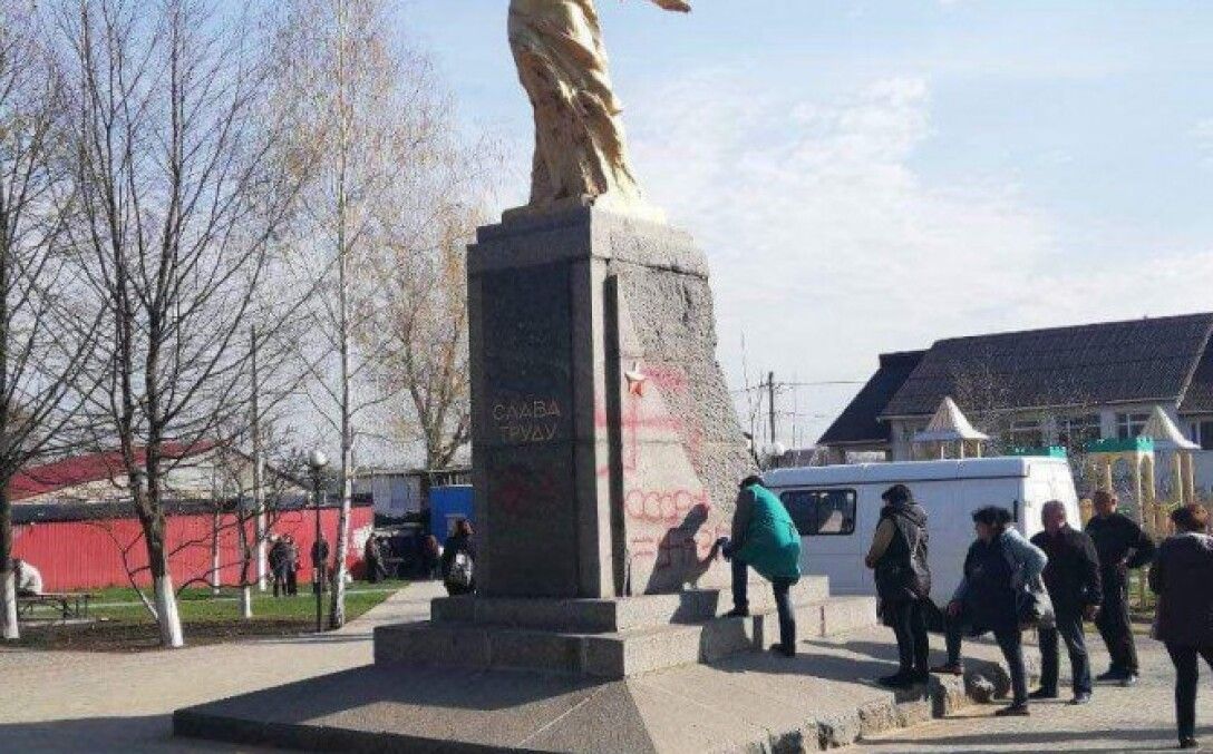 Памятники труда. Памятник труда в Подольске. Саранск Слава труду Обелиск. Слава труду памятник. Памятники труду СССР.