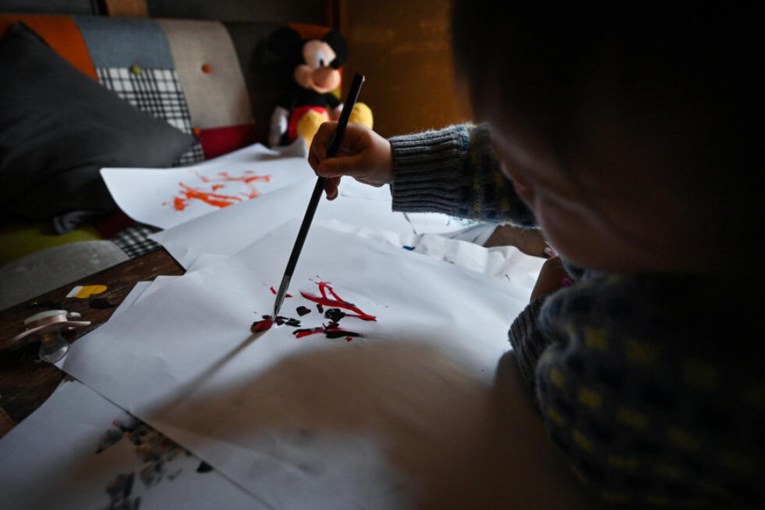 Виставка картин, 21-місячна художниця, однорічна дівчинка, дочка українки, біженка з України, юна художниця, персональна виставка, абстрактні картини