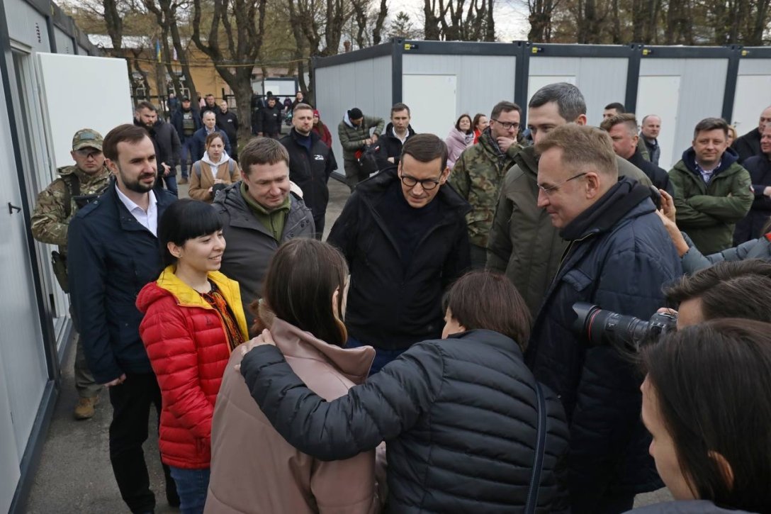 Премьер-министр Польши посетил модульный городок для переселенцев во Львове  (фото)