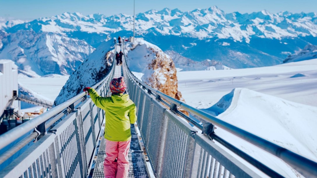 вид со стороны горнолыжного курорта Glacier 3000