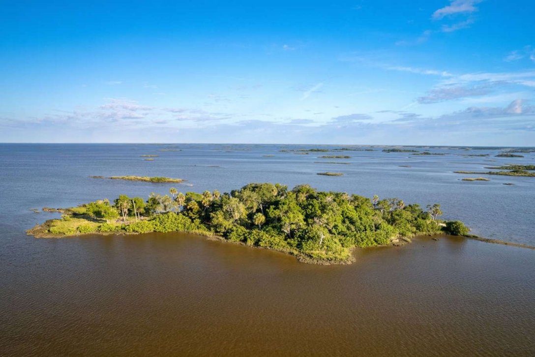 Безлюдний острів, Sweetheart Island, вкрадена "гуманірка", гуманітарна допомога, бізнесмен купив острів, розкрадання грошей, крадіжка