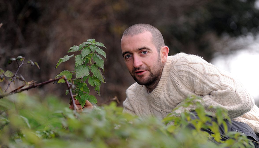 Чоловік живе без грошей, життя далеко від суспільства, життя за містом, продав будинок, роздав майно, добуває їжу, гроші зло