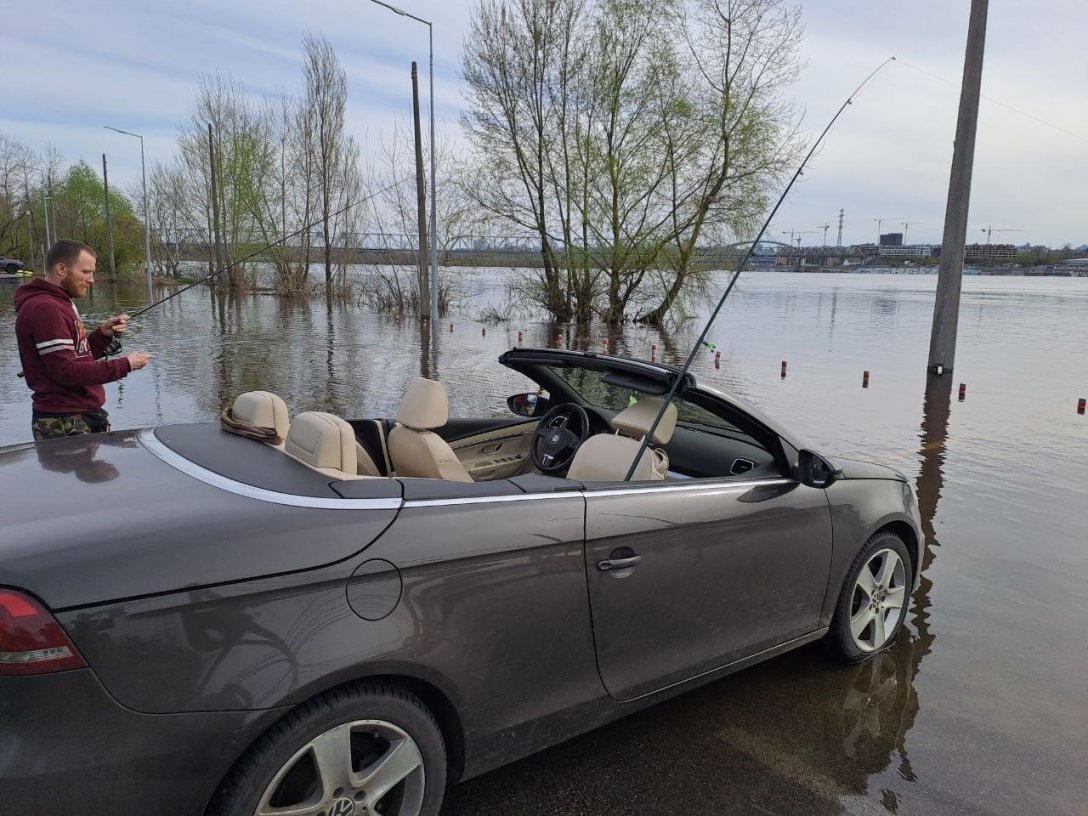 повінь у Києві, повінь в Україні, рибалка у Києві, Volkswagen Eos