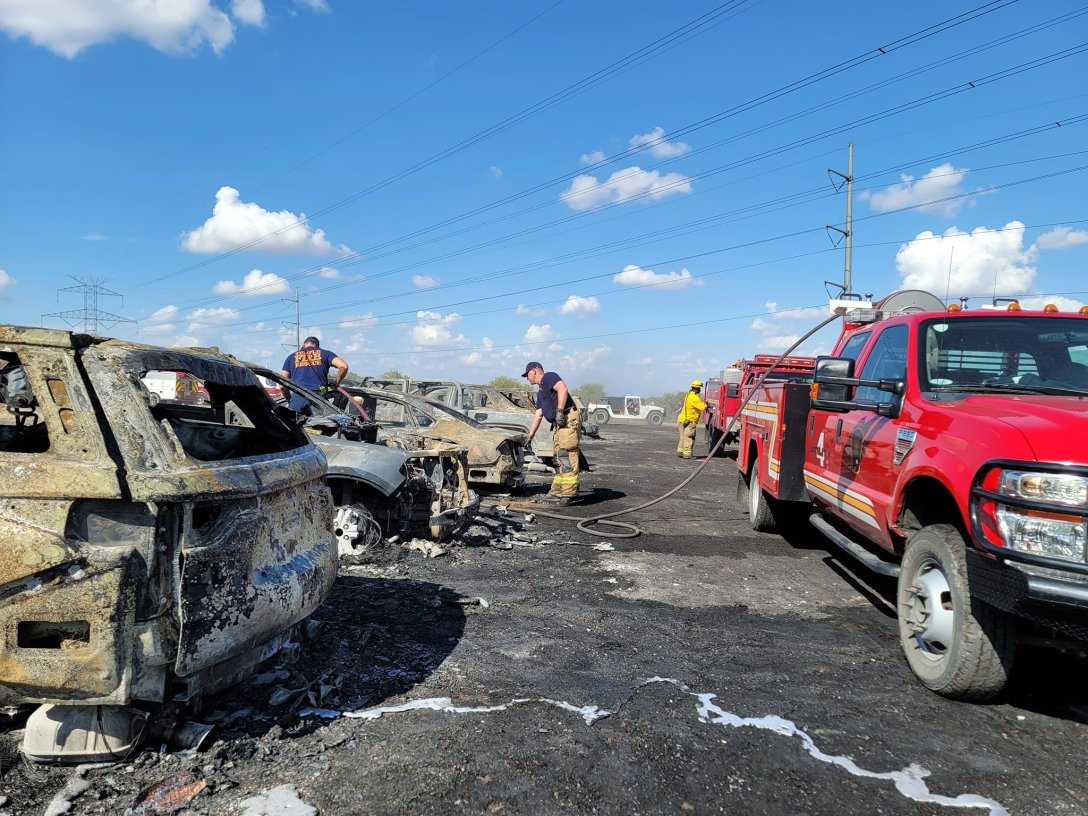 Непотушенный окурок стал причиной пожара, уничтожившего более 70 авто  (видео)