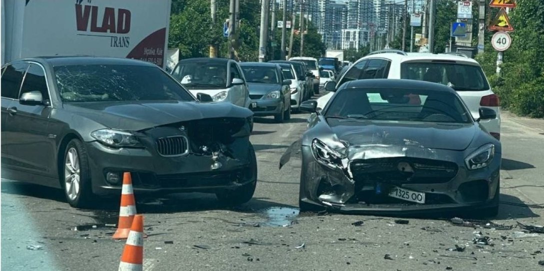 Mercedes-AMG GT, суперкар Mercedes, автопригода в Києві