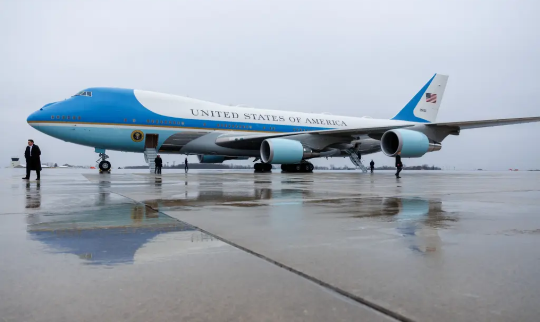 Літак президента США, літак Джо Байдена, Джо Байден, офіс президента в небі, сувеніри з літака, журналісти, традиція президентів
