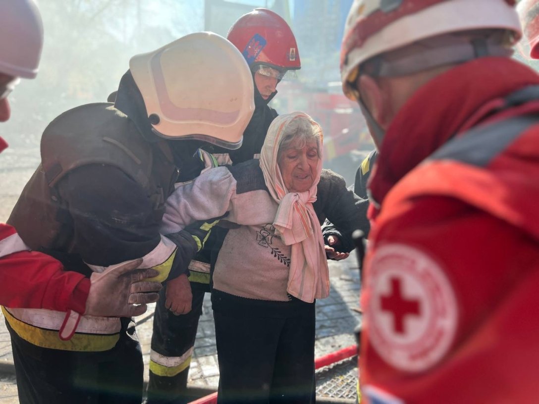 Одна женщина погибла: в Киеве спасатели продолжают расчищать завалы  разрушенного дома