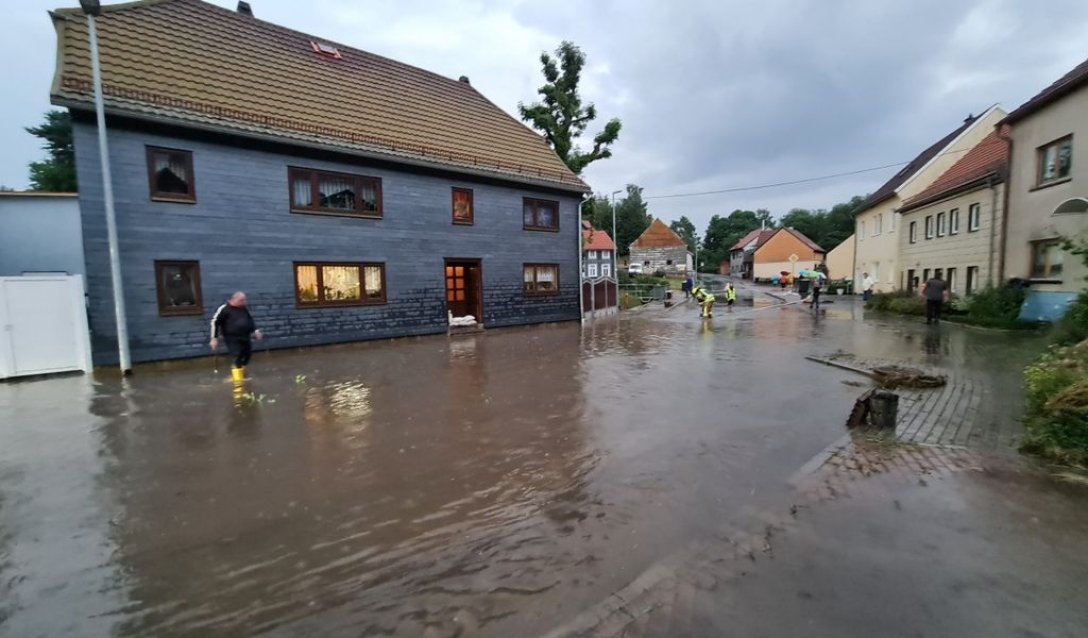Где идет наводнение. Наводнение в Германии 2022. Bad Munstereifel Германия новоднение. Наводнение в Германии 2023. Наводнение в Германии сейчас 2023.