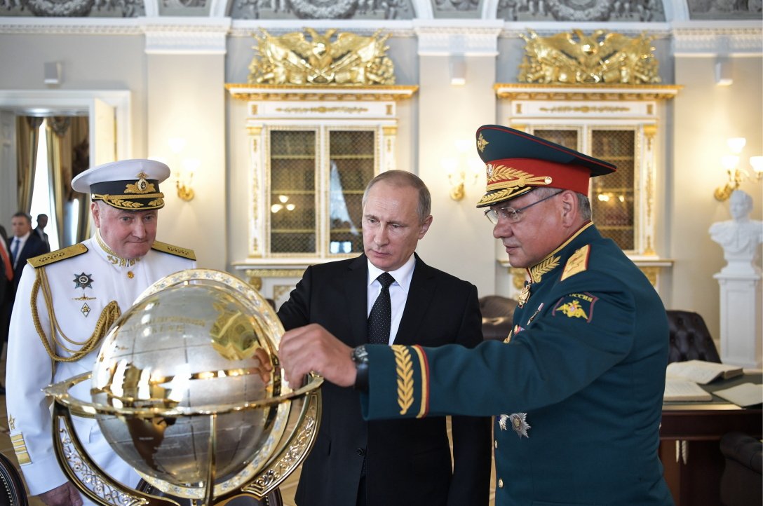 Владимир Путин и Сергей Шойгу возле глобуса