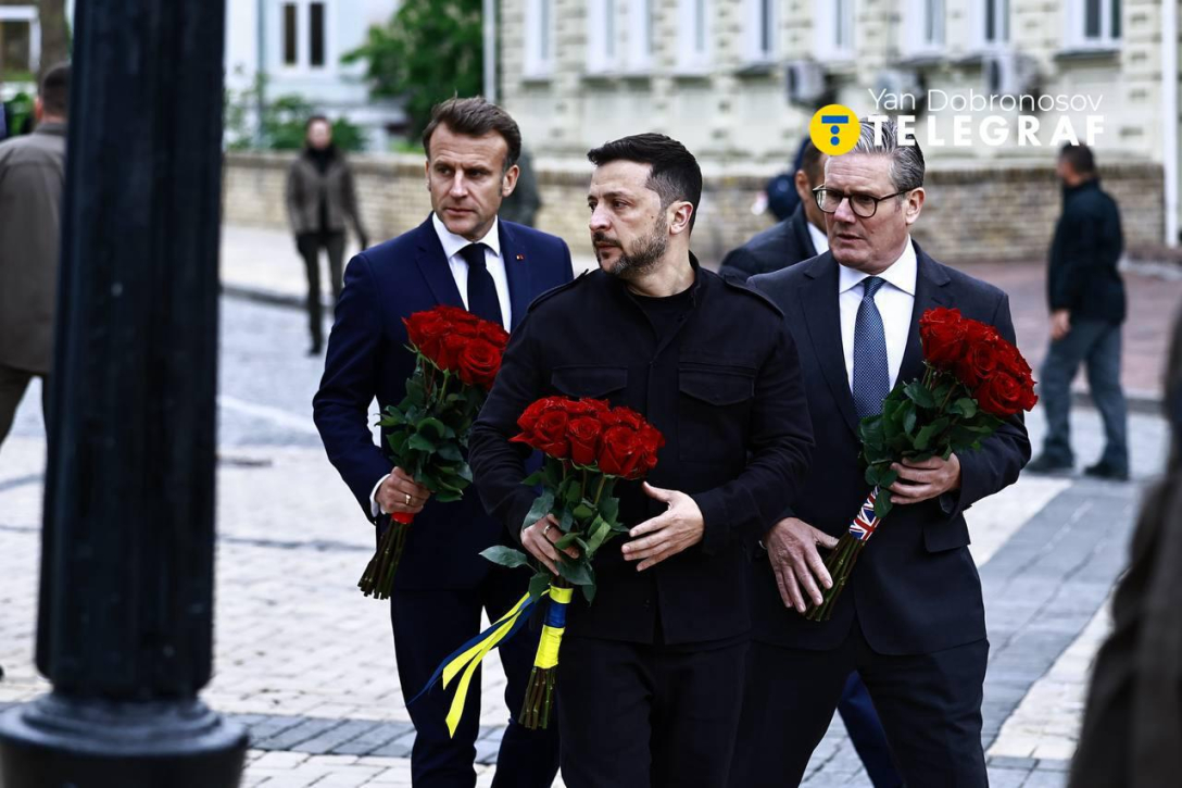 Лидеры стран возлагали букеты красных роз в память о погибших украинцах