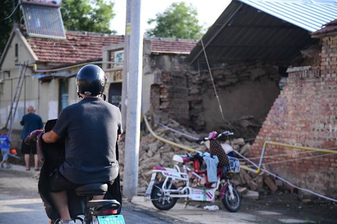 землетрясение в Китае, разрушенній дом