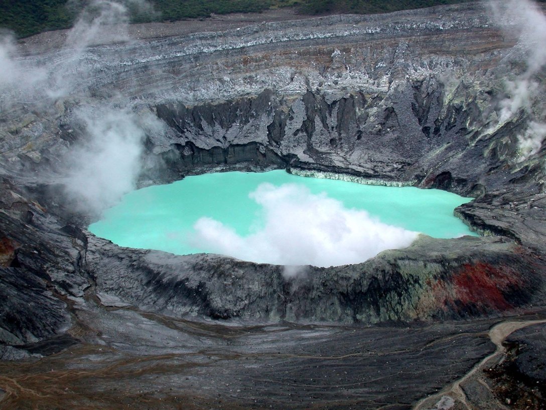 Дом в жерле вулкана. Токсичное озеро на Земле показало, как жизнь могла  зародиться на Марсе