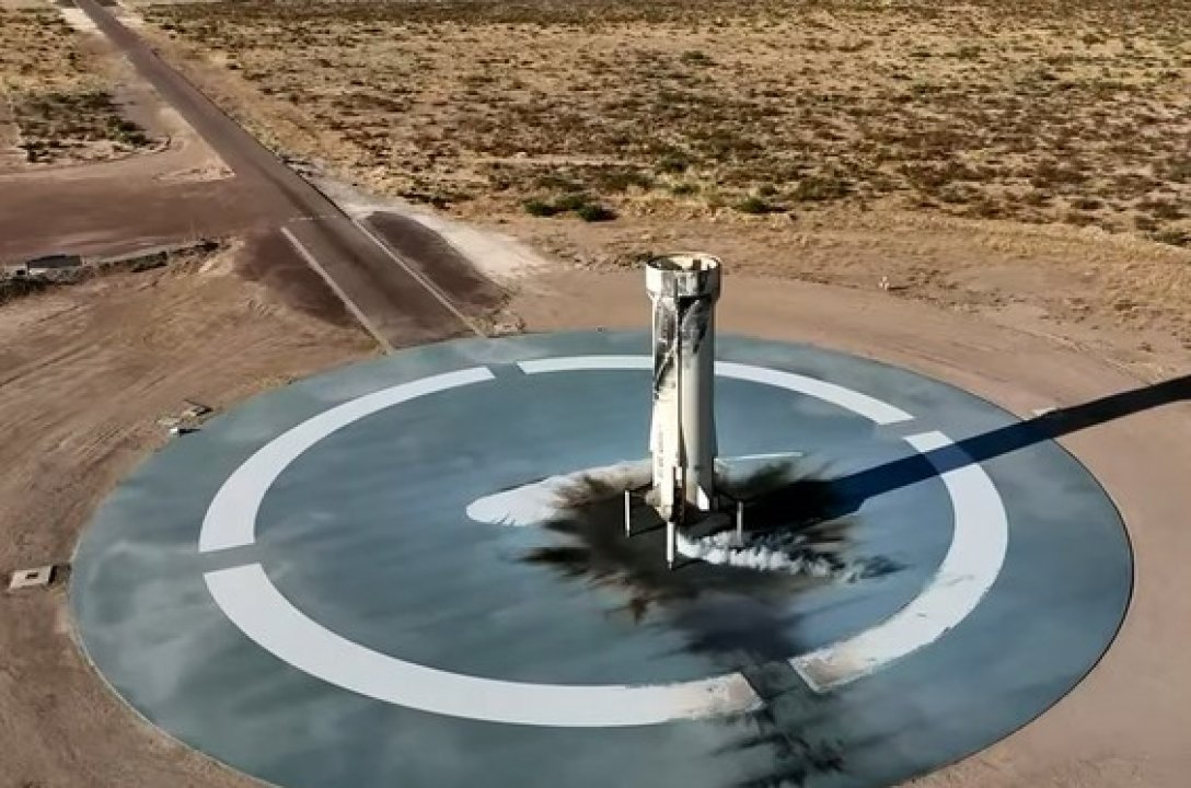 Ракета спустилася на Землю, здійснивши вертикальну посадку, незадовго до того, як це зробила капсула з екіпажем