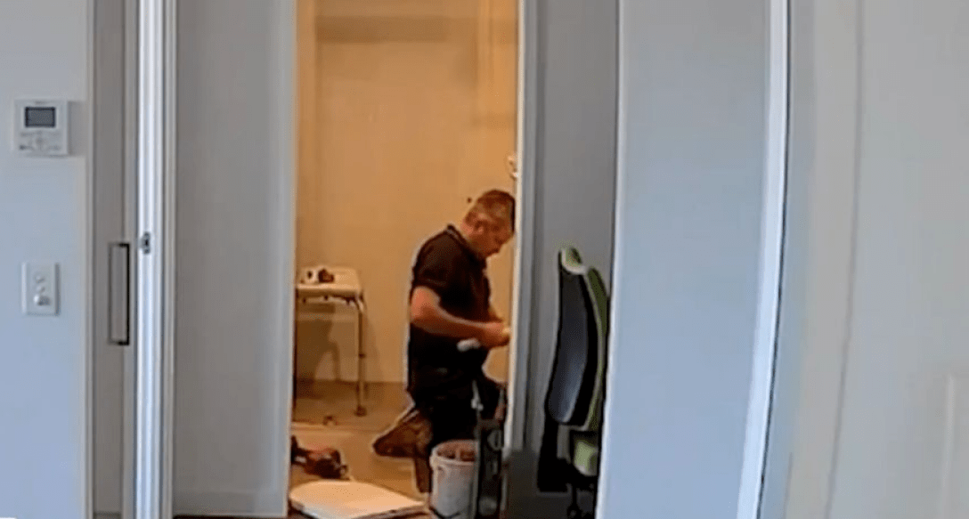 Мужчина снял квартиру в путешествии и нашел скрытую камеру