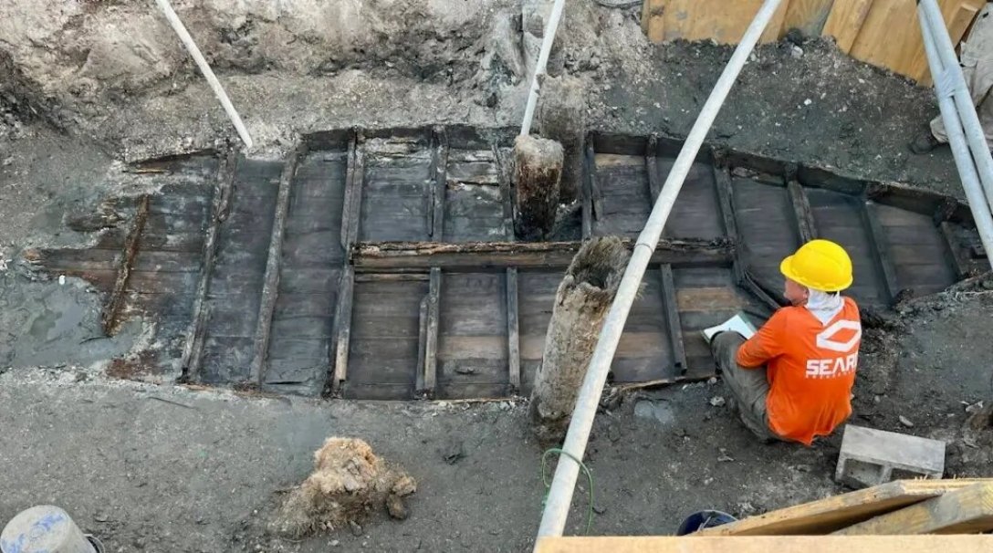 На верхней части корабля археологи нашли кожаную обувь и монеты
