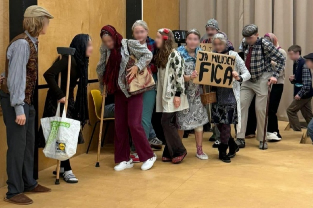 Школьники изобразили избирателей Фицо во время Хэллоуина