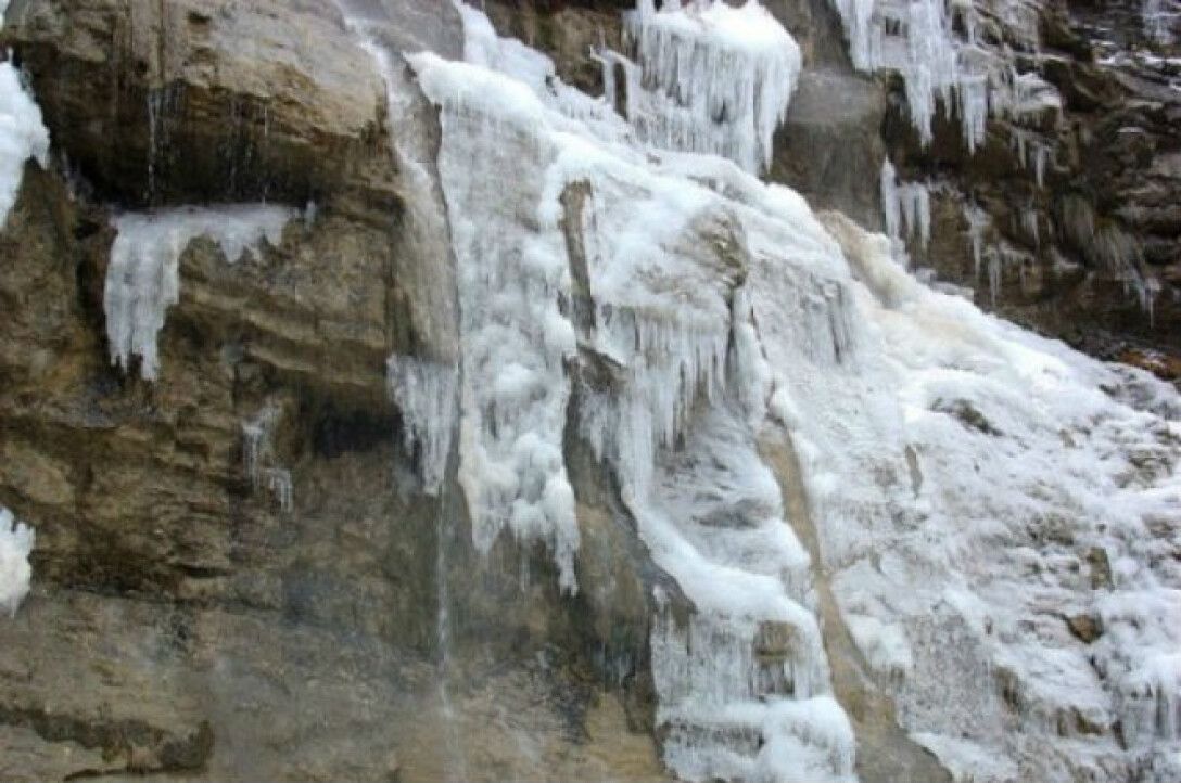 В Крыму замерз стометровый водопад Учан-Су (фото, видео)