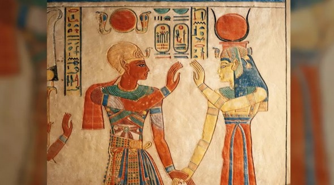 Фараонът на Древен Египет Рамзес III, богиня Изида